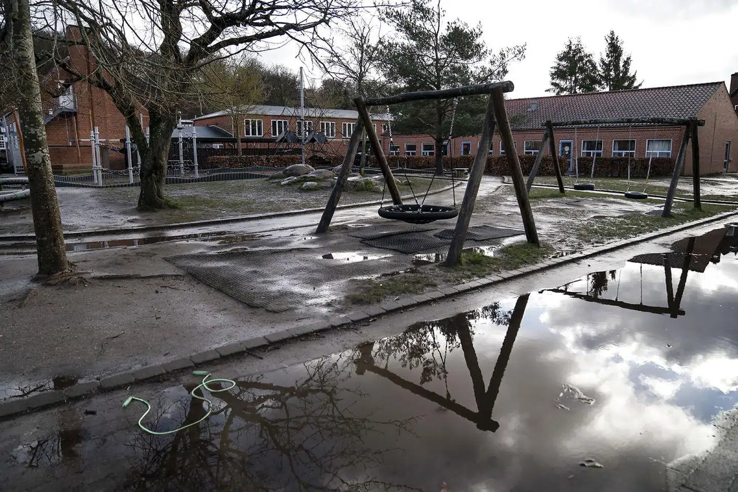 Regeringen vil muligvis så småt begynde at sende landets skoleelever i skole efter påske. Men derfra vil der gå yderligere en uge med planlægning og forberedelse, inden man er klar til at modtage elever, lyder det fra Kommunernes Landsforening.