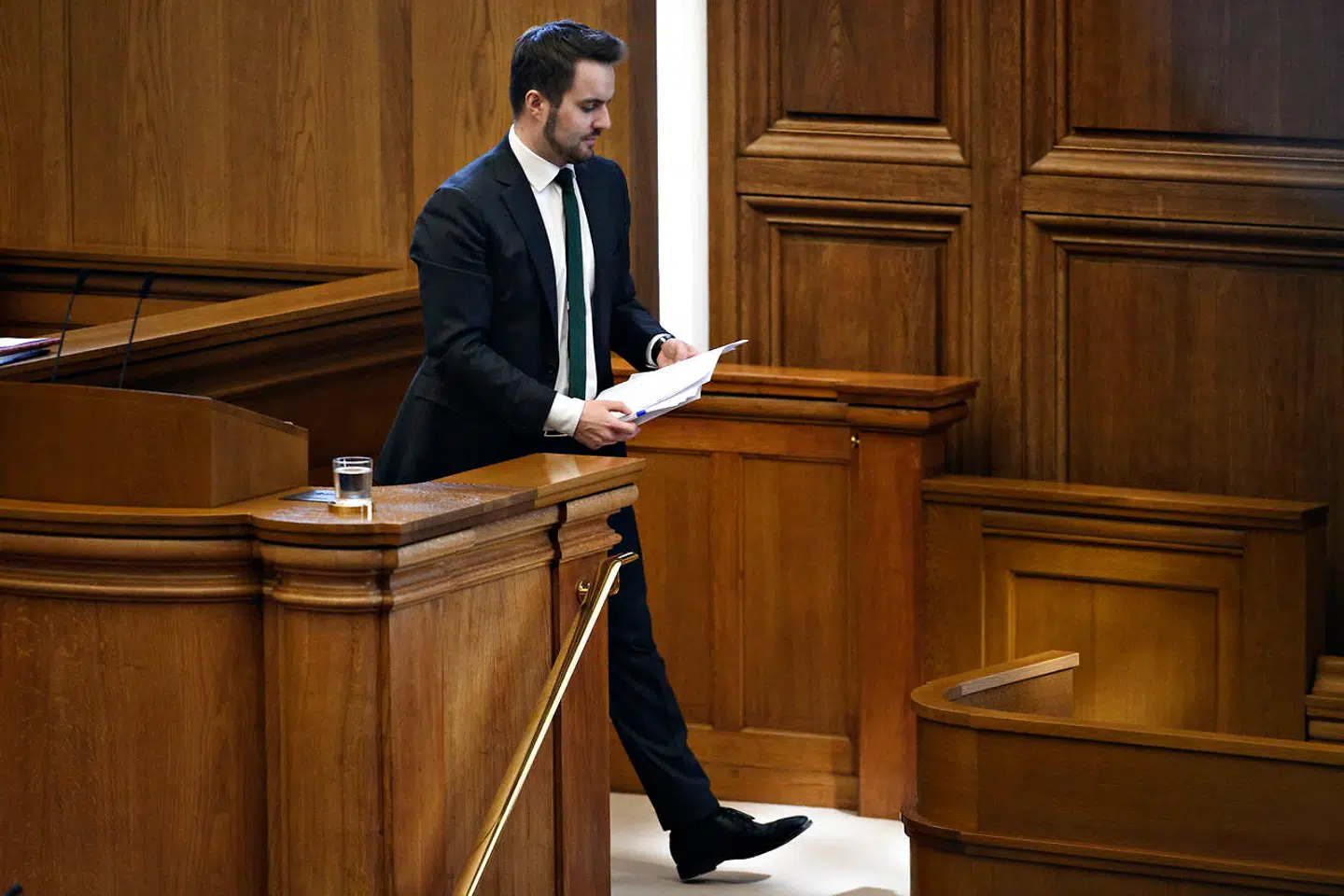 Erhvervsminister Simon Kollerup (S) står med et kolossalt ansvar. At få de mange hjælpepakker til at virke hurtigst muligt og samtidig undgå svindel og humbug med disse mange milliarder statslige støttekroner.