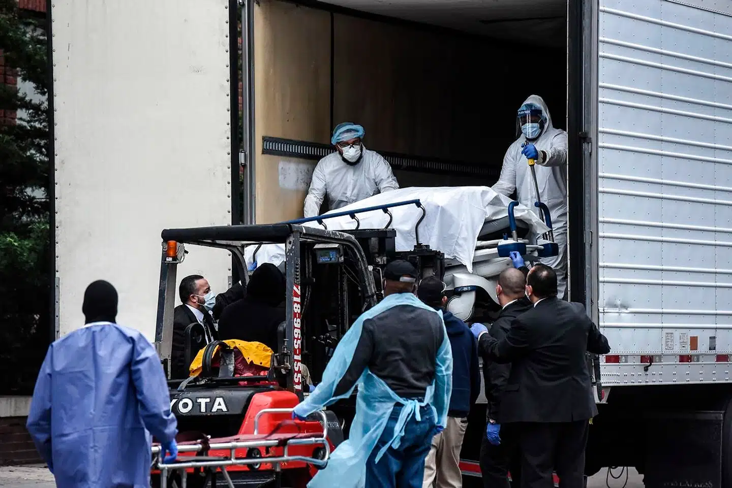 I New York er der ikke længere plads på byens lighuse. I stedet bruger nogle hospitaler kølelastbiler som alternativ.