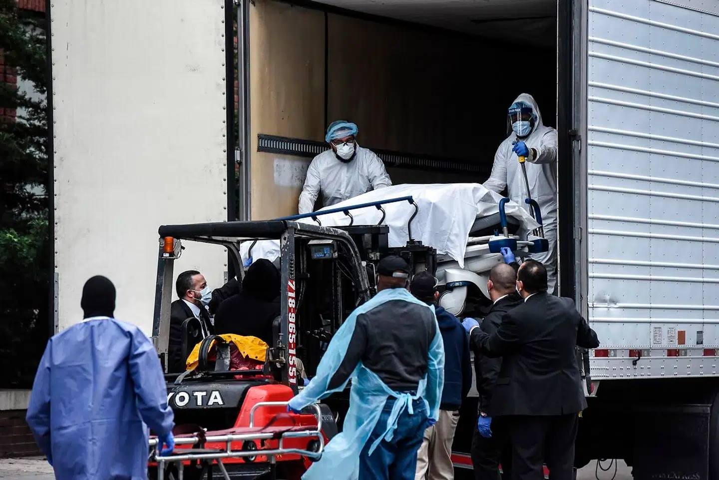 I New York er der ikke længere plads på byens lighuse. I stedet bruger nogle hospitaler kølelastbiler som alternativ.