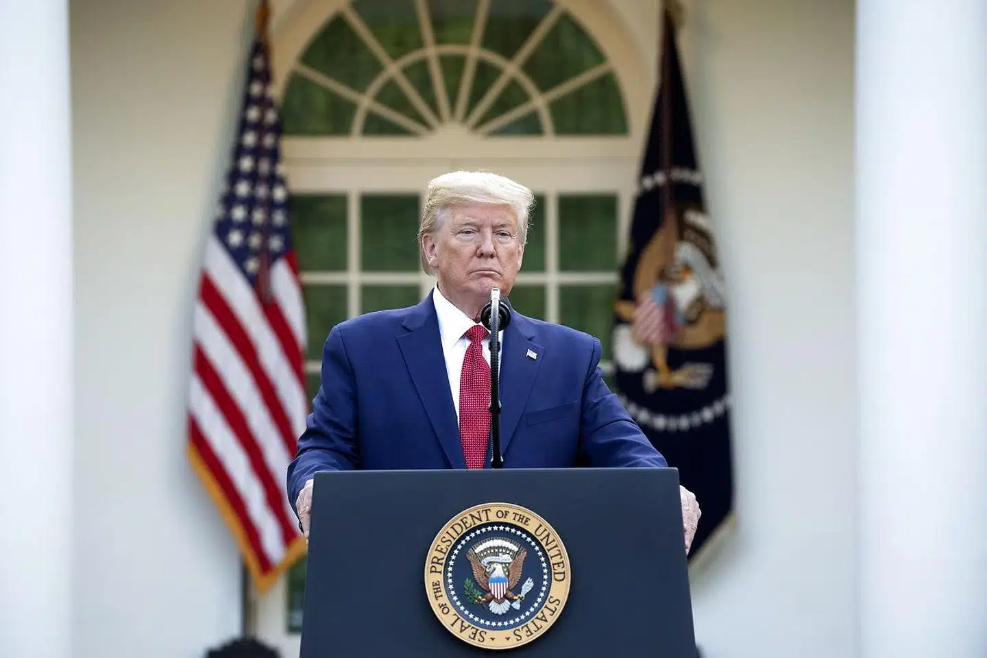 »USA har ikke vist lederskab. Landets overvejende private sundhedsvæsen og forsikringssystem forværrer krisen. En stor del af borgerne er uforsikrede og går syge på arbejde. Derfor spredes smitten,« skriver Mogens Lykketoft.