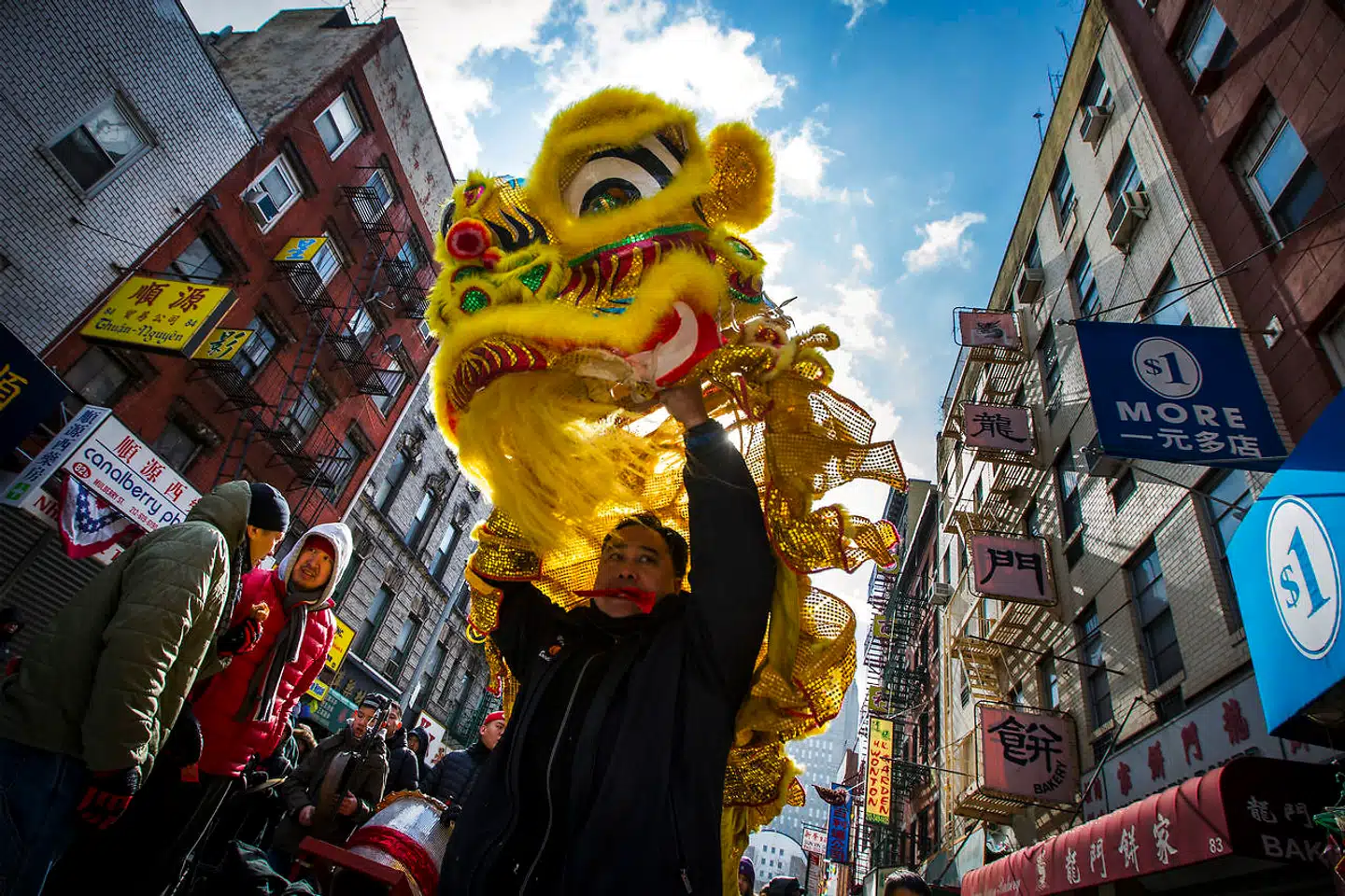 Der er et stigende antal hadforbrydelser, herunder ikke mindst verbale, mod amerikanere af asiatisk oprindelse. Her fejres det kinesiske nytår i New Yorks China Town.