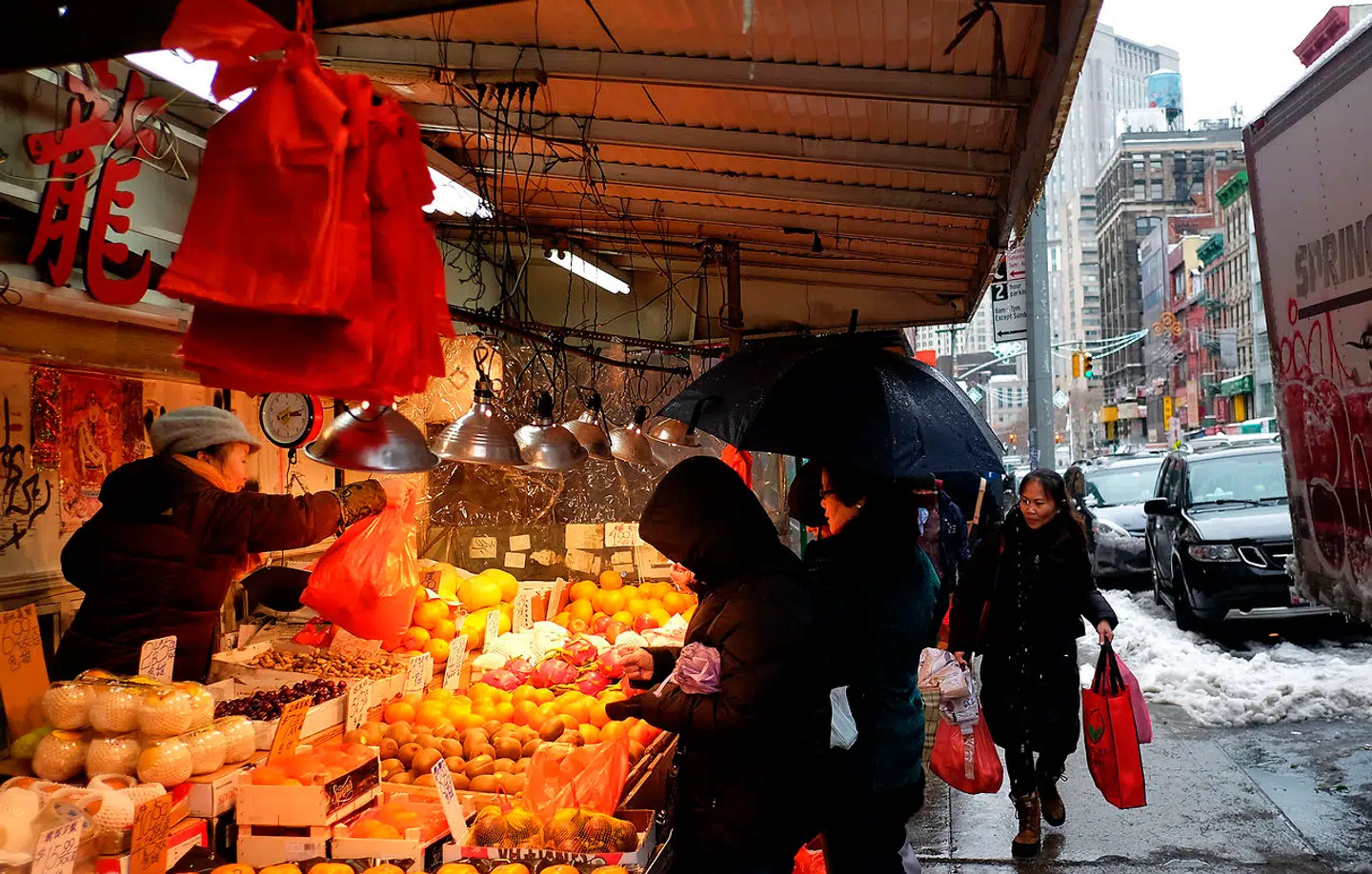 Kinesere køber grøntsager og frugt fra en bod i New Yorks China Town før nedlukningen af storbyen, der i dag er lagt øde på grund af coronapandemien.