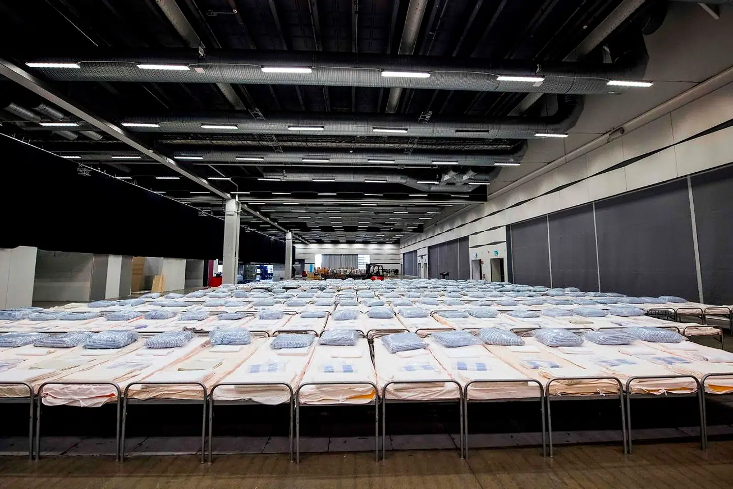 I denne uge er soldater fra det svenske forsvar i gang med at omdanne dele af Nordens største konferencecenter, Stockholmsmässan, til et felthospital. Det skal aflaste byens etablerede hospitaler.