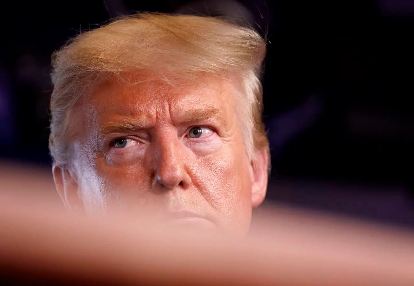 Præsident Donald Trump advarede på sin daglige pressebriefing i Det Hvide Hus tirsdag om, at de næste to uger vil blive meget smertefulde i USA, da coronapandemien ifølge hans egne rådgivere sikkert vil dræbe mellem 100.000 og 240.000 amerikanere.