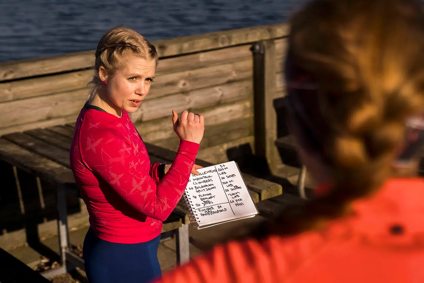 30-årige Marie Tvarnø træner hver dag, både ude og inde, alene og sammen med andre. Når hun træner med sin veninde, holder de altid afstand til hinanden, laver »kaptajn-hilsner« i stedet for high fives og spritter af.