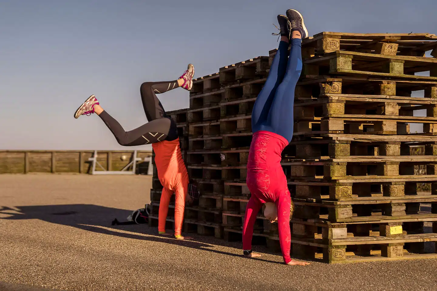 Gennem sit arbejde som personlig træner er 30-årige Marie Tvarnø vant til at mødes med 30 kvinder hver uge. Det kan hun ikke længere på grund af coronakrisen. Men hun holder fast i sin træning sammen med en veninde for at holde humøret oppe.