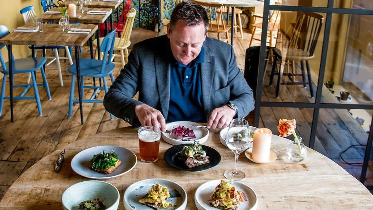 Ole Troelsø, madanmelder Børsen, er nok en af de danskere, der har spist på flest af verdens bedste restauranter. Her er han i gang med smørrebrød på Restaurant Selma.