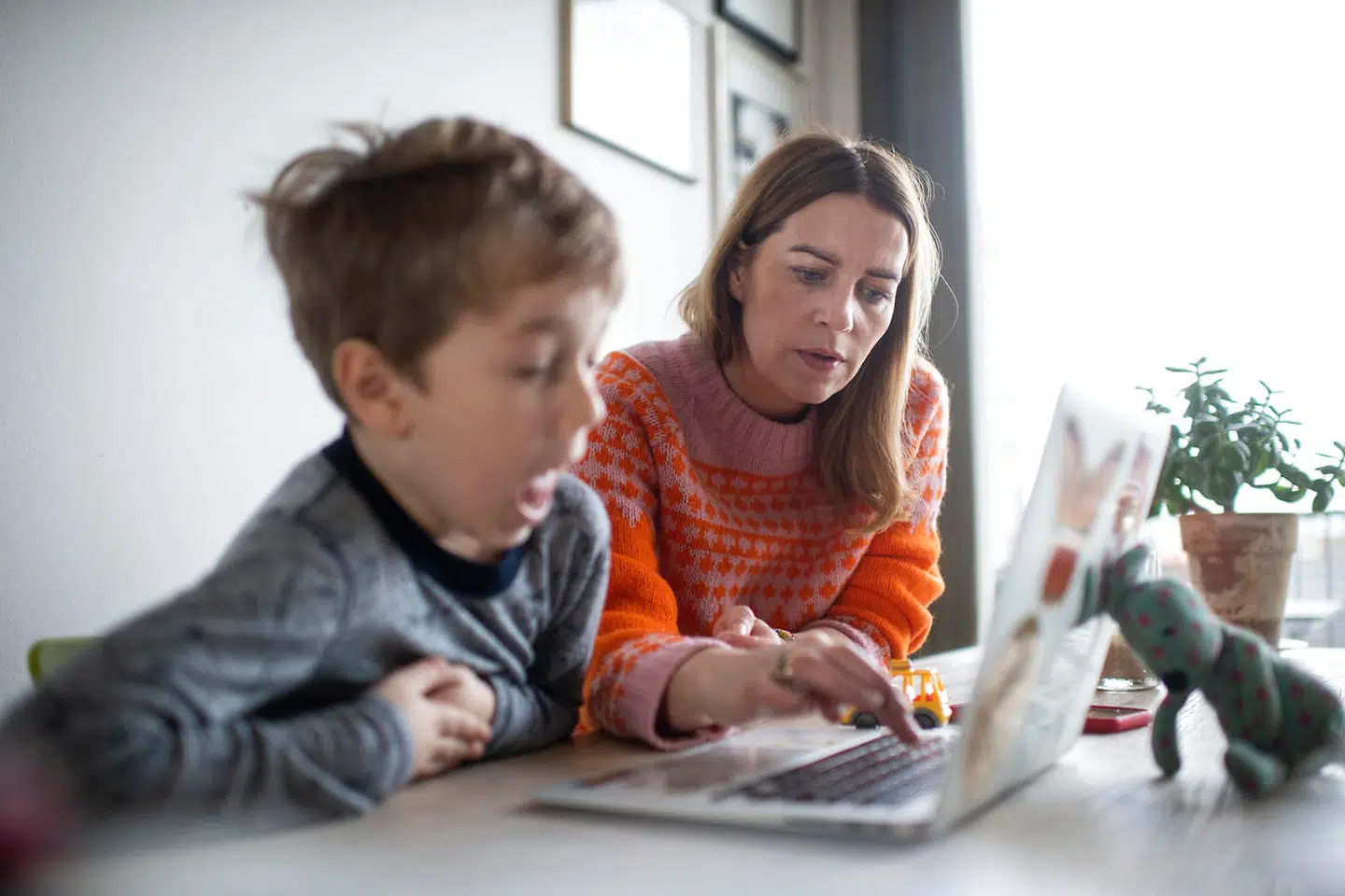 Siden 16. marts har alle landets folkeskoler været lukket, og undervisningen er rykket hjem i stuerne. Tidligere direktør i Sundhedsstyrelsen peger på, at man bør starte med at få de yngste elever tilbage på skolebænken, da det er dem, der binder forældrene til hjemmet.