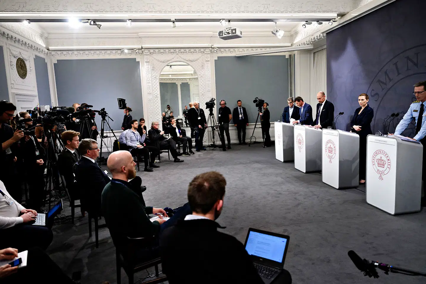 »Krisen er ikke blot en potentielt voldsom udfordring for sundhedsvæsener over hele verden, men også en økonomisk og social tragedie. Det er dog et overset aspekt af den, nemlig truslen mod demokrati og efterlevelsen af almindelige retsstatsprincipper,« skriver Christian Bjørnskov og Stefan Voigt. (Arkivfoto)