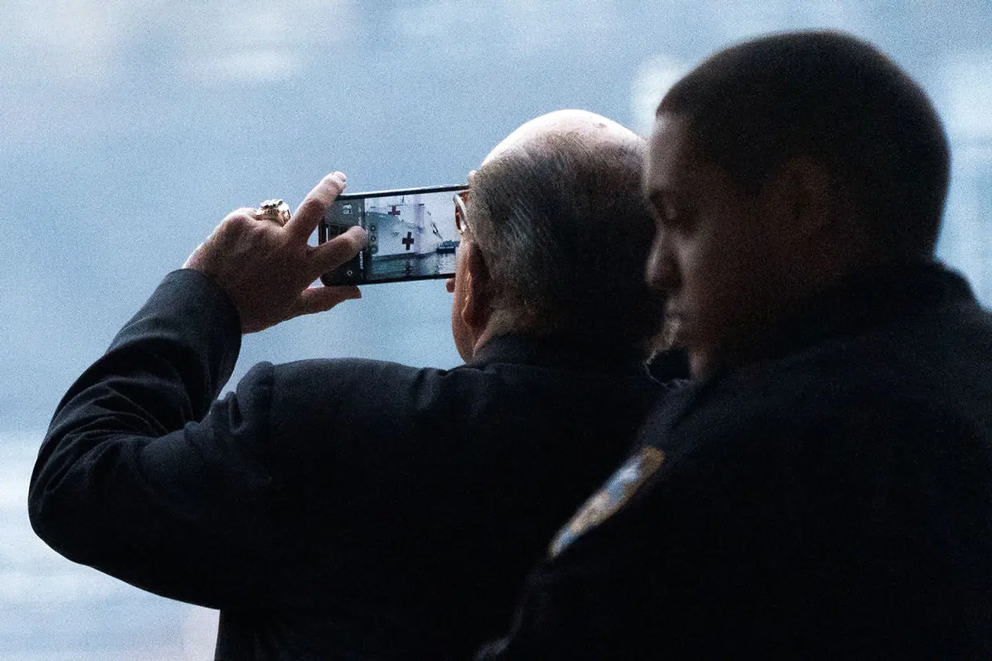 New Yorks tidligere borgmester – og Donald Trumps nuværende advokat – Rudy Giuliani, var en af dem, der dukkede op på havnen for at tage billeder af skibet.