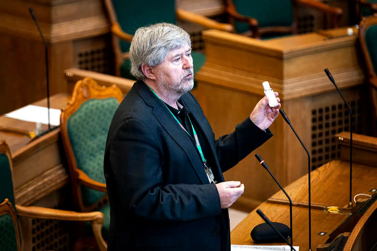 »Nej, for hvor står det, at man må tage den med? Det er en offentlig arbejdsplads. Jeg har ikke fået noget brev om, at man gerne må tage håndspritten. Det kan godt være, at det var intentionen, at man skulle tage det med, men det er ikke meddelt nogen. Men altså undskyld – der står også håndsprit i udvalgsmøderne. Må vi tage det?« siger Søren Søndergaard, der i Folketingssalen påstod, at andre folketingsmedlemmer havde stjålet håndsprit. Men det havde de ikke.