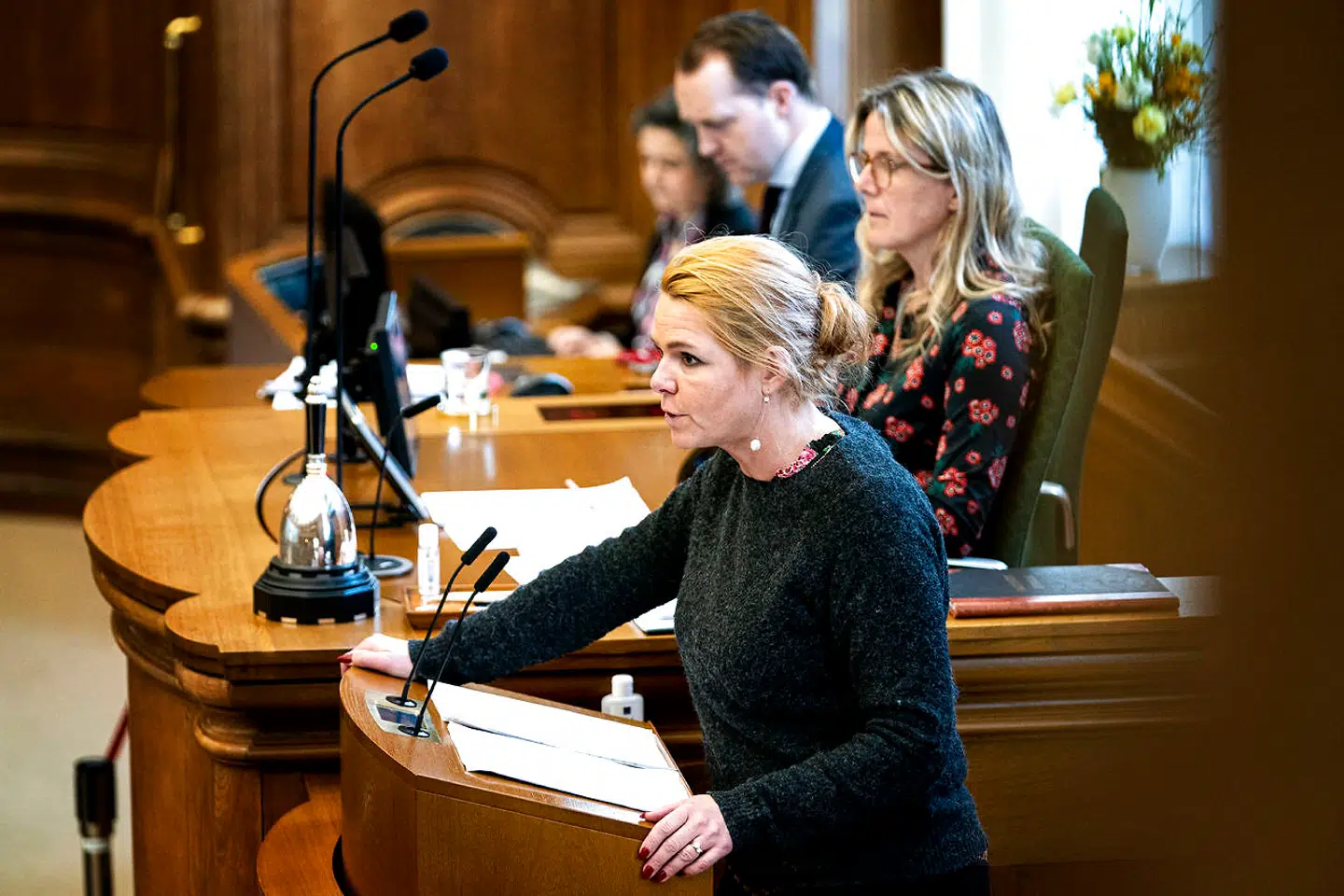 Venstres retsordfører, Inger Støjberg, virkede noget frapperet, da Enhedslistens Søren Søndergaard trak den lille flaske frem og påstod, at folk havde stjålet håndsprit fra salen. Arkivfoto: Ida Guldbæk Arentsen/Ritzau Scanpix