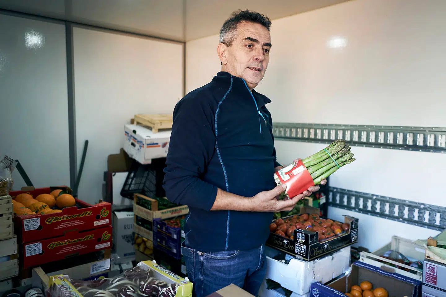 Giancarlo Dalle Carbonare ejer virksomheden Italianbox, som leverer frugter og grøntsager til restauranter. Blandt andet til Kiin Kiin. Efter lukningen af landets restauranter, forsøger han nu at sælge sine italienske delikatesser til almindelige danskere.