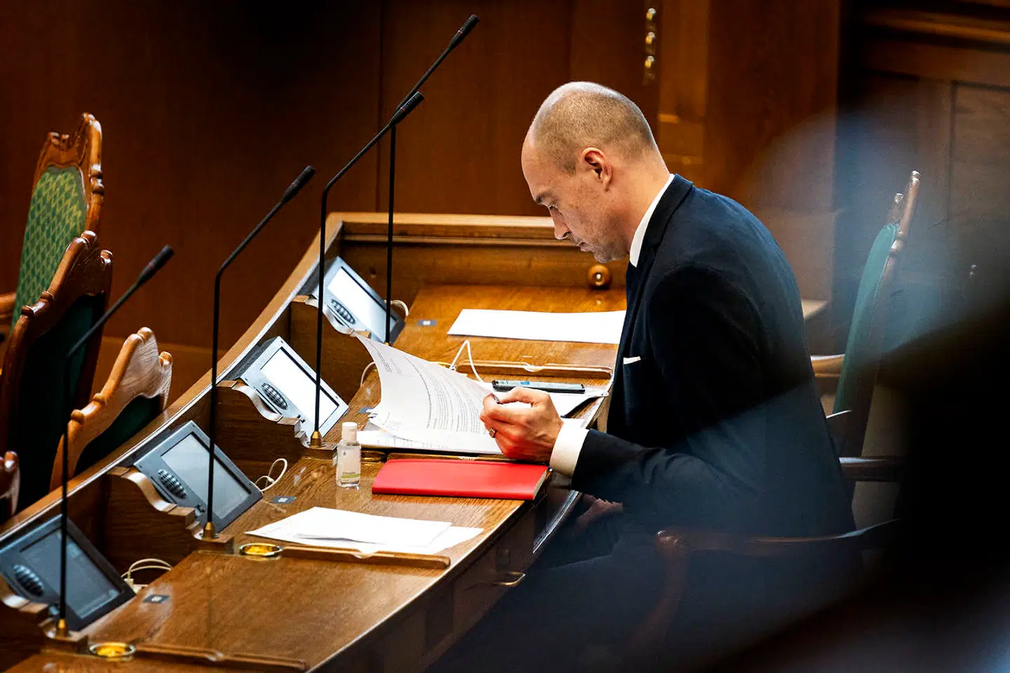 Sundheds- og ældreminister Magnus Heunicke (S) får med en ny hastelov ret til at forbyde mindre forsamlinger.