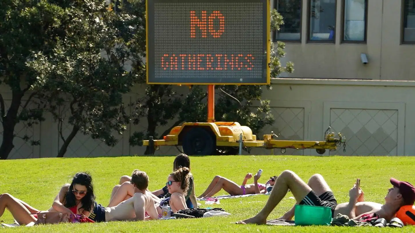 St. Kilda Beach i australske Melbourne forleden. Nu opfordres australierne til ikke at samles flere end to personer.