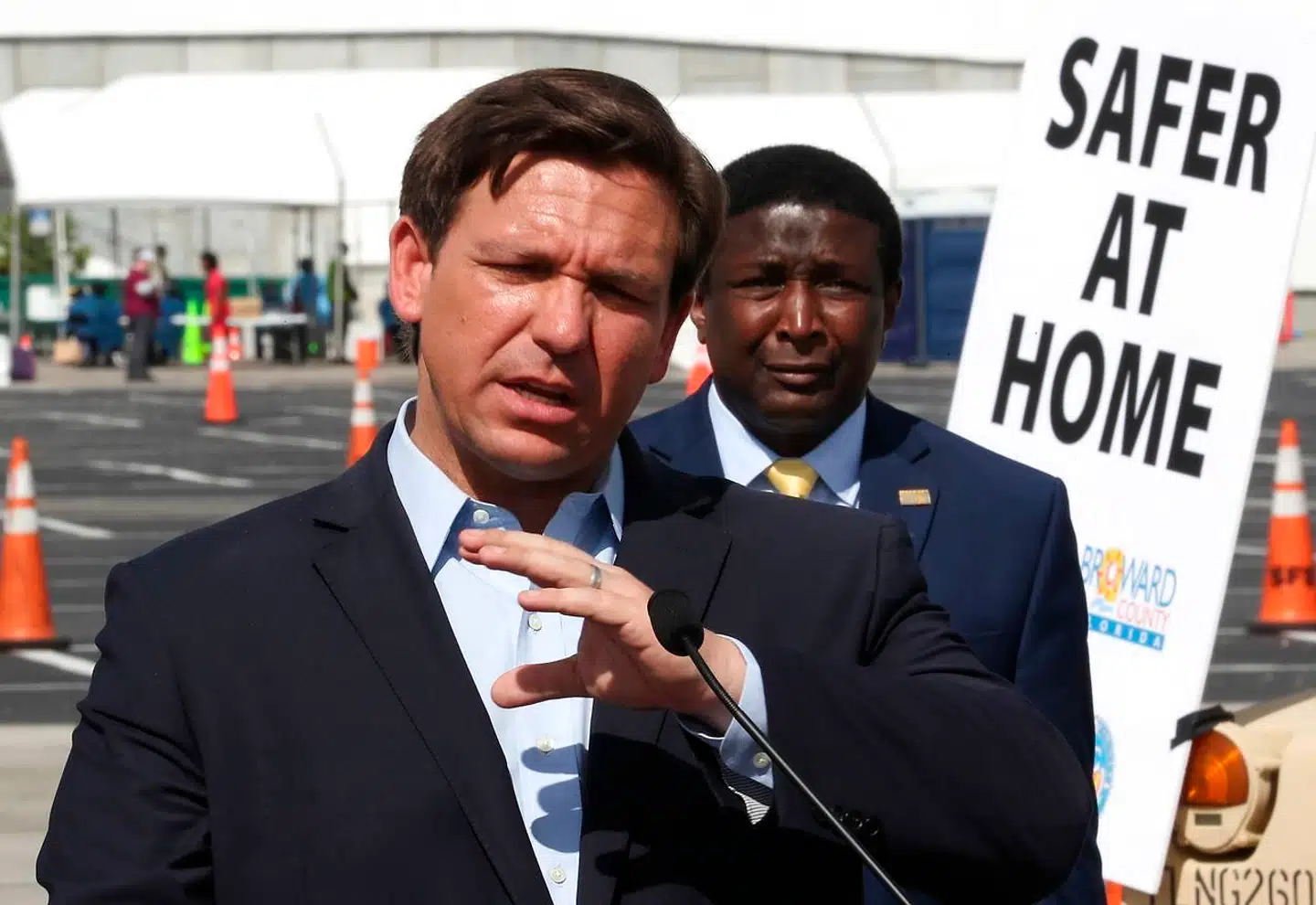 Floridas republikanske guvernør, Ron DeSantis, har nu fået oprettet vejspærringer på hovedveje for at stoppe tilrejsende fra New York og New Orleans. De vinkes ind til siden, afkræves kontaktinfo og rejserute og beordres til at gå i 14 dages karantæne. Hvis de bryder karantænen, kan de få op til 60 dages fængsel.
