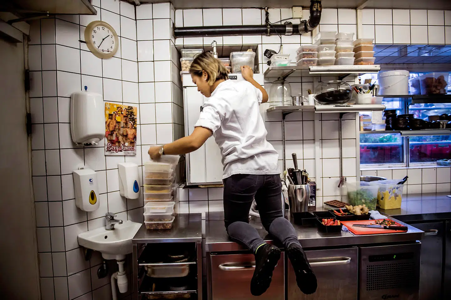 Normalt stormer chefkokken Dak Wichangoen rundt i køkkenet på restauranten Kiin Kiin.
