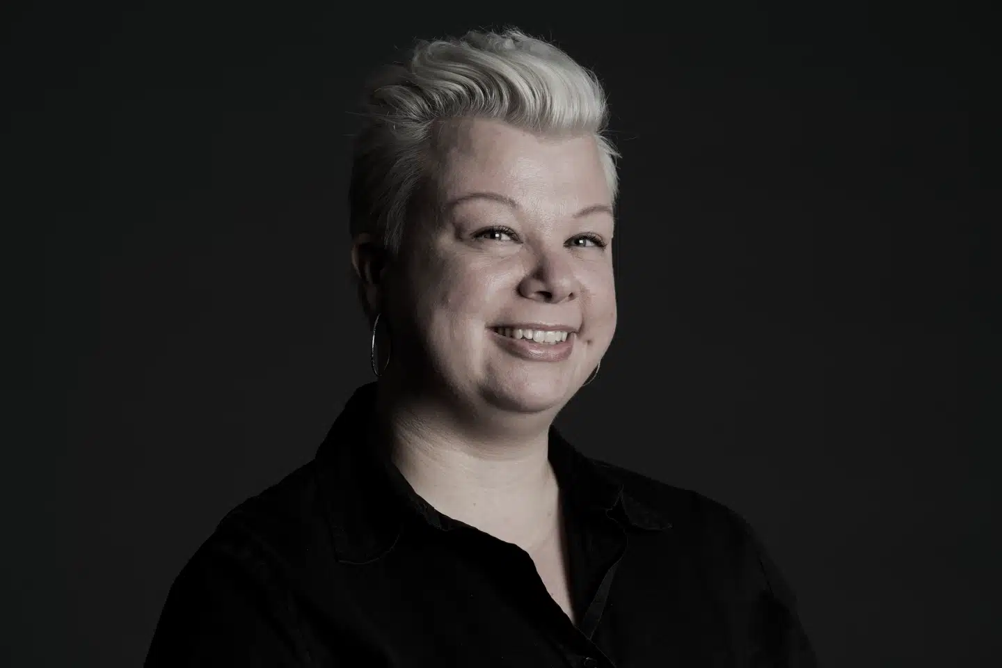 »Når jeg skriver, er det så uendeligt vigtigt for mig at vise læserne, at de ikke er alene. Og især de unge,« fortæller tidligere lærer og forfatter Ditte Giese. Foto: PR