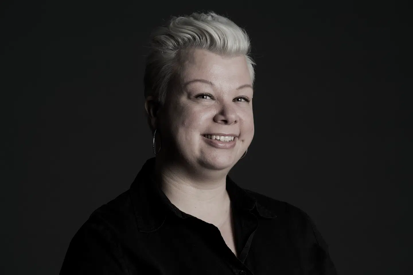 »Når jeg skriver, er det så uendeligt vigtigt for mig at vise læserne, at de ikke er alene. Og især de unge,« fortæller tidligere lærer og forfatter Ditte Giese. Foto: PR