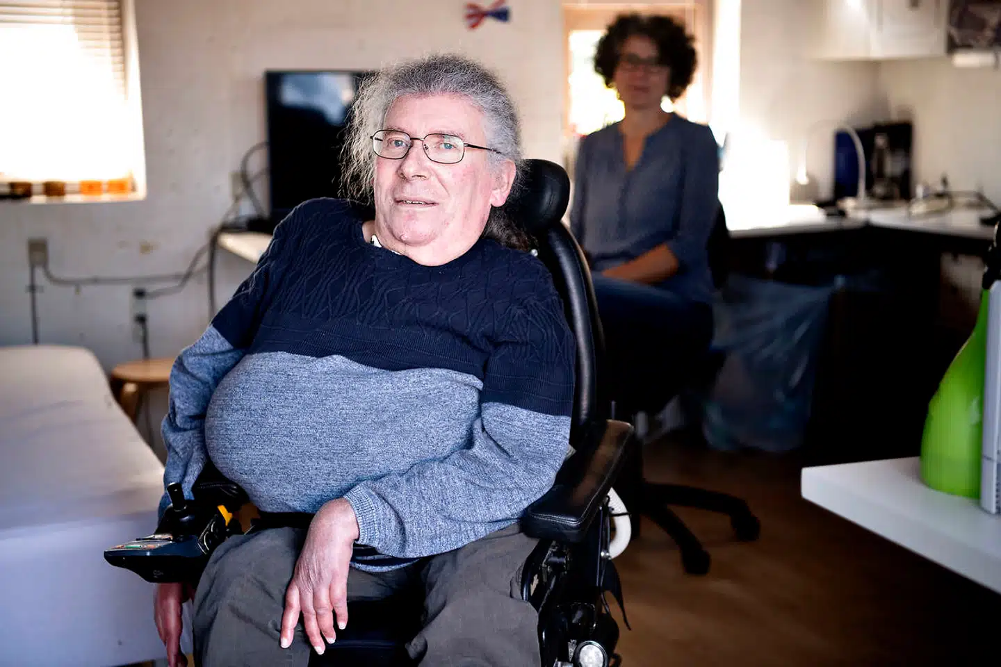 Handicaphjælper Melena May hjælper Jan Jakobsen i hans hjem i Ringsted på niende år. Han er 64 år og født med muskelsvindsygdommen SMA-2. Han kan nu kun bevæge højre hånd og trækker vejret gennem en respirator. Handicapbranchen Danmark fortæller, at knap 10.000 handicaphjælpere ikke bliver testet for coronavirus. Handicapbranchen Danmark er en brancheforening for firmaer og foreninger, der varetager arbejdsgiveransvaret for nogle af de borgere, der har valgt at uddelegere arbejdsgiveransvaret til en virksomhed.