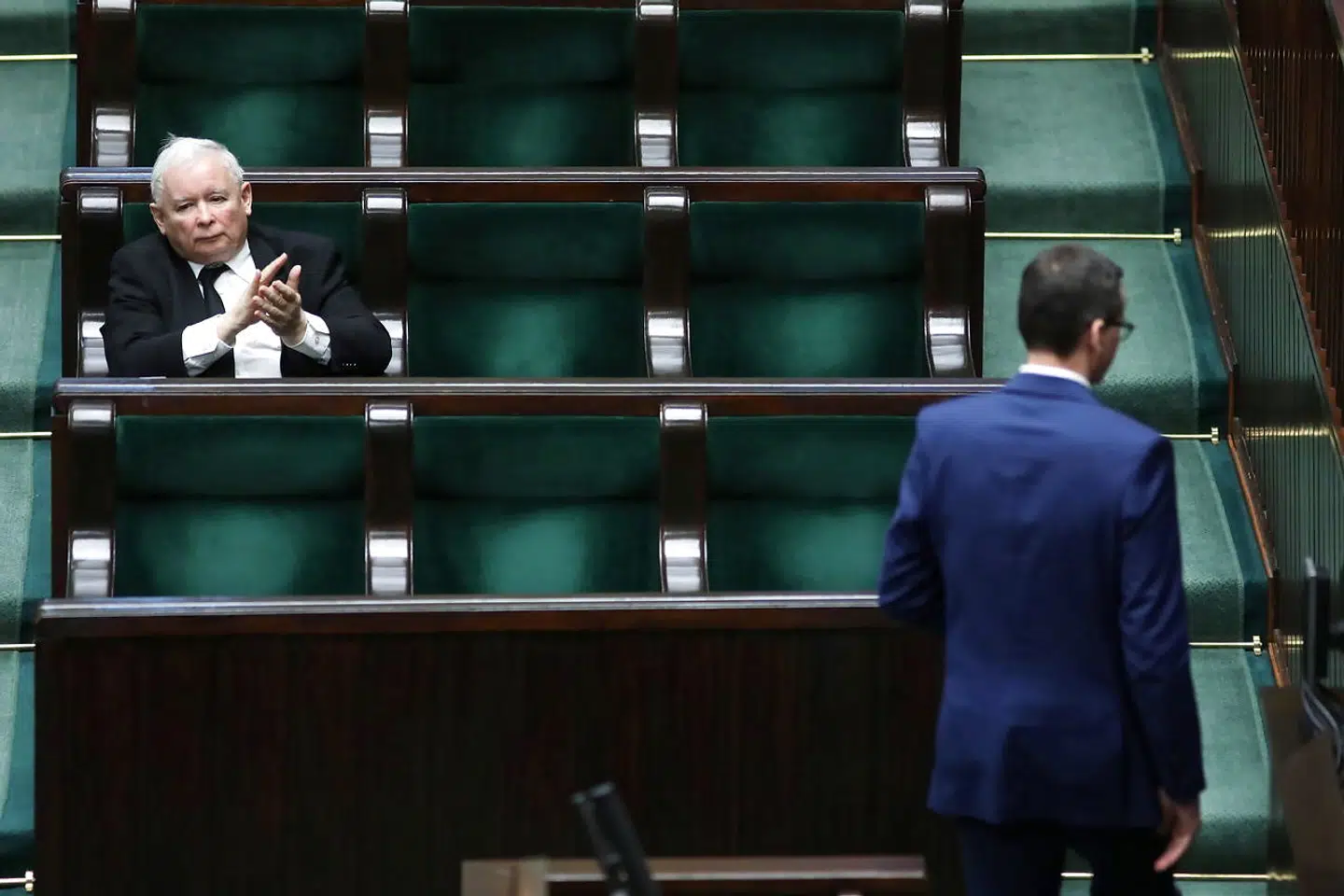 Jaroslaw Kaczynski (til venstre) er leder af det polske regeringsparti Lov og Retfærdighed og så fredag nat til, da en kontroversiel lovpakke blev hastet igennem.