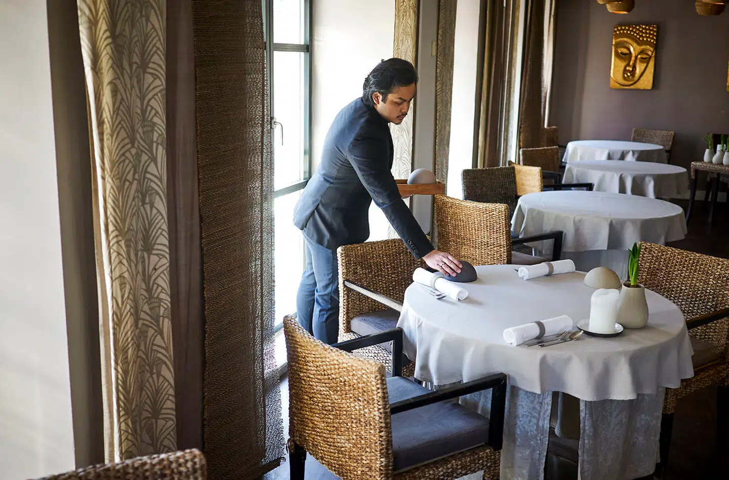 Jannick Jespersen er tjenerelev på Michelin-restauranten Kiin Kiin. Han skulle have været udlært i marts og havde udsigt til et fast job, men nu er eksamen udskudt på grund af coronakrisen, og han frygter, at der ikke er et job til ham.