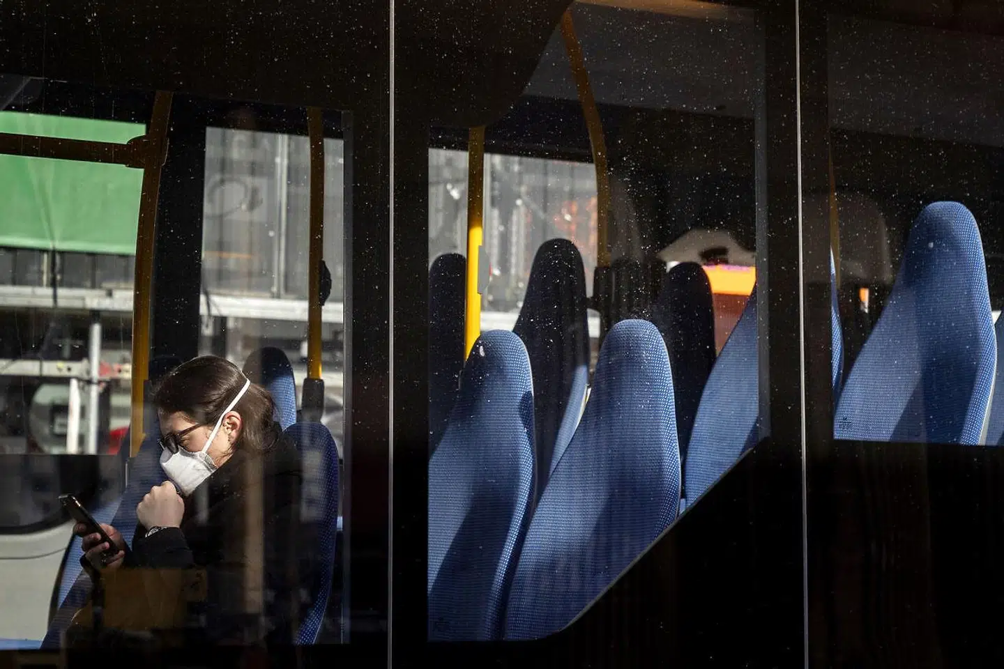 Som følge af færre passagerer og for at kunne sikre »pålidelig drift« skærer Movia i antallet af afgange for busser og lokaltog på hverdage.