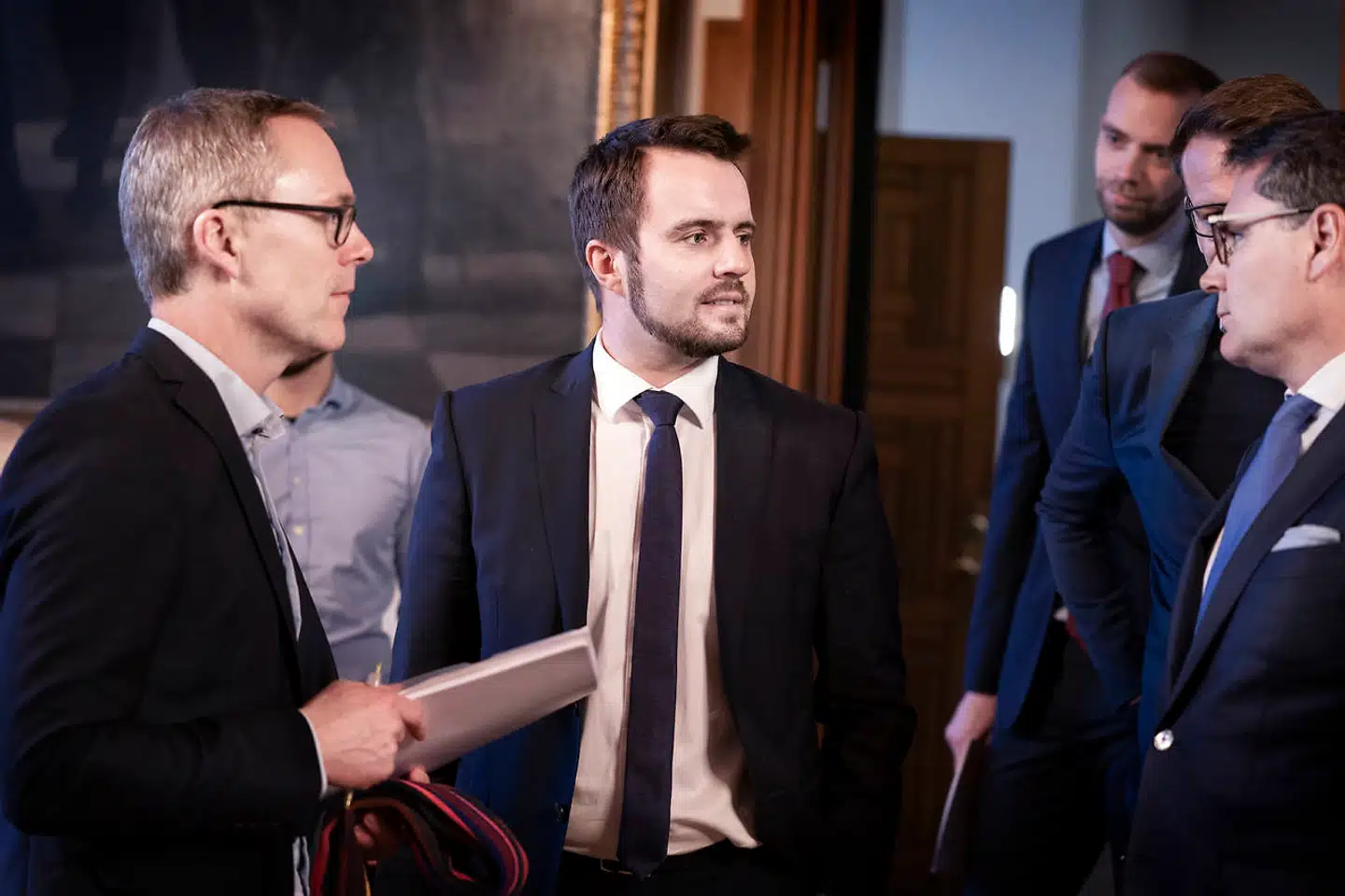 Erhvervsminister Simon Kollerup (S) og adm. direktør i Dansk Erhverv Brian Mikkelsen i januar. Nu opfordrer Mikkelsen til, at regeringen sænker kompensationsgrænsen til virksomheder, der har tabt mindst 30 procent af omsætningen mod de nuværende 40 procent.