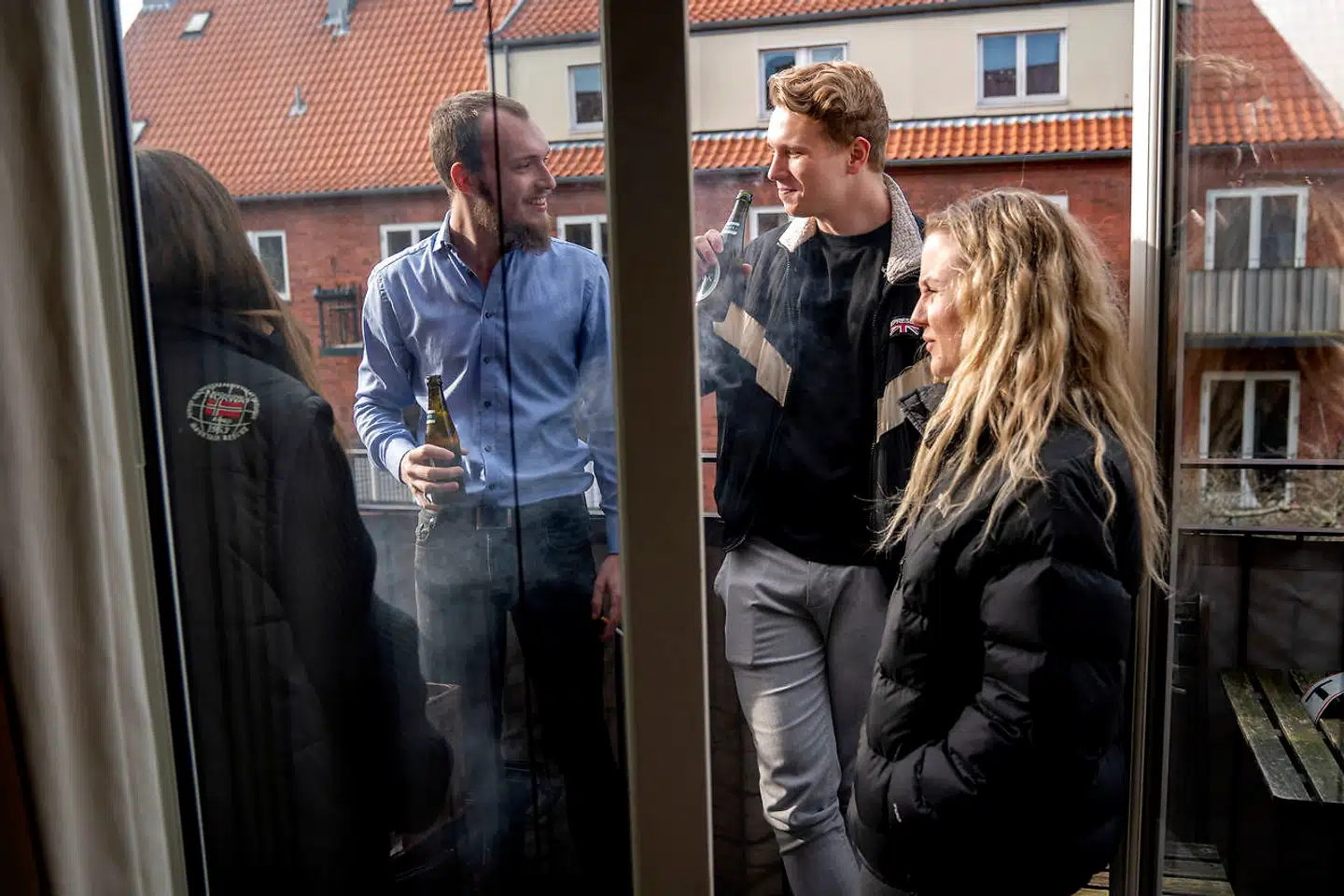 »Der er nok mange, der vil mene, at jeg overhovedet ikke har taget det alvorligt og er vildt useriøs omkring det. I hverdagene har jeg holdt mig til for selv i lejligheden. Det kan godt være, at folk kommer forbi, men jeg går ikke ud og samler mig ved Søerne. Jeg har været ude i Nordhavn én gang og købt øl. Og det har været det,« siger 21-årige Lucas.