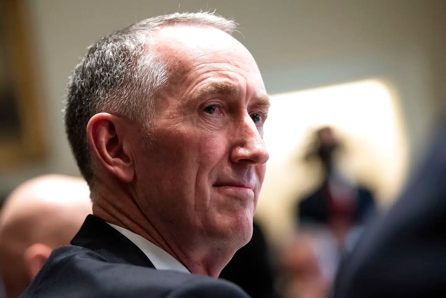 Daniel O'Day leder biotekselskabet Gilead, hvis antivirale middel Remdevisir nu testes flere steder i verden, også i Danmark, som et muligt middel mod coronavirus. Derfor var han i begyndelsen af marts i Det Hvide Hus, hvor dette billede er fra, for at mødes med USAs præsident, Donald Trump.