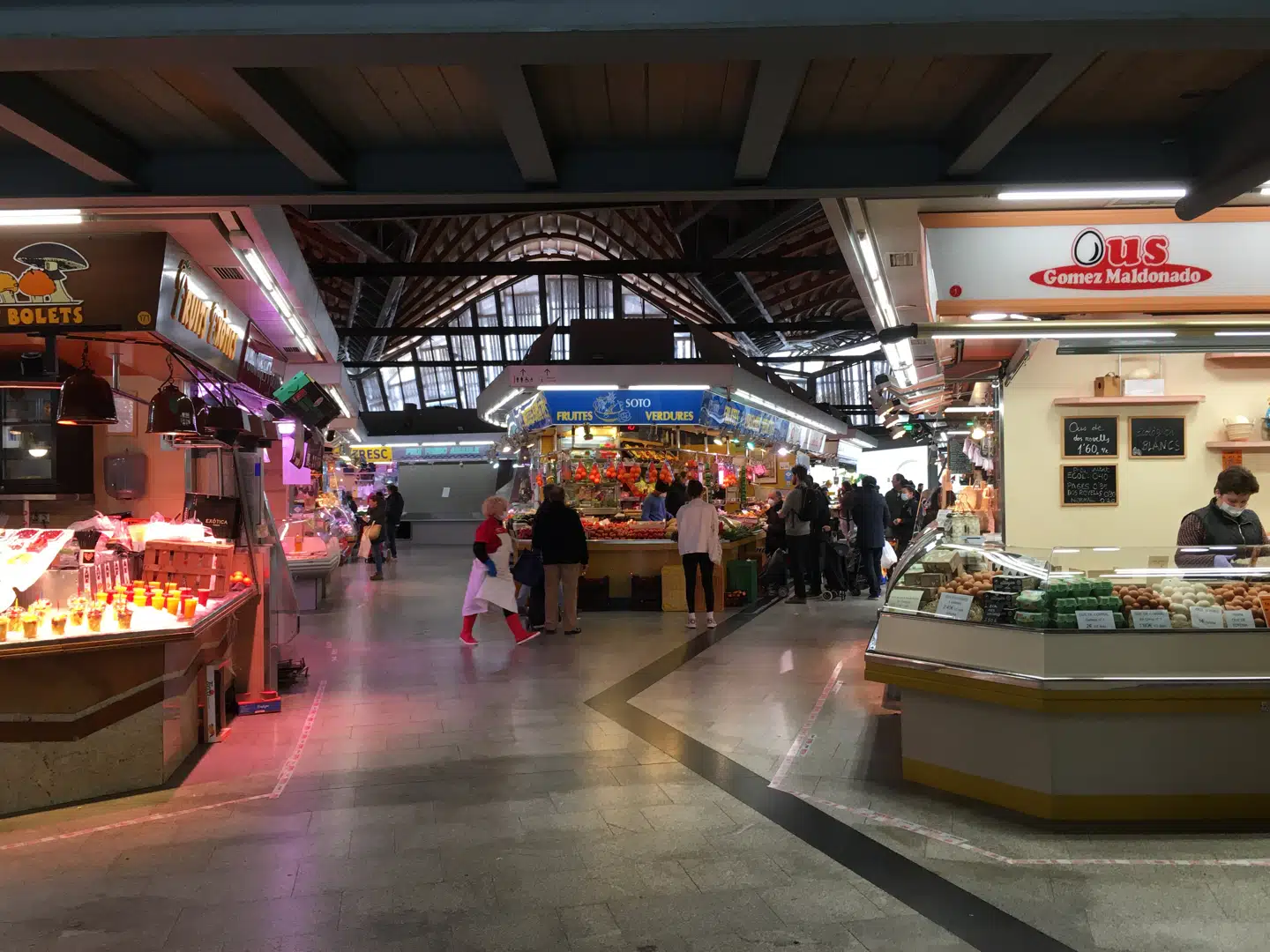Normalt er trængslen på Santa Catarina-markedet i det centrale Barcelona en lørdag formiddag som en metro i myldretiden. Men ikke for øjeblikket.