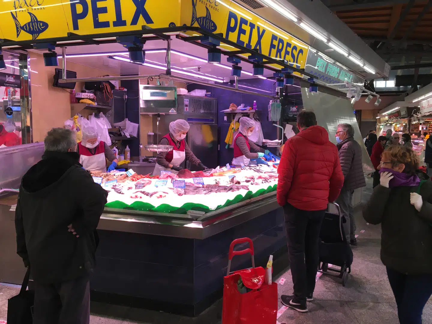 Fiskehandlerne er sædvanligvis markedets mest højtråbende og rapkæftede. Nu betyder mundbindet, at man knap kan høre, hvad de siger.