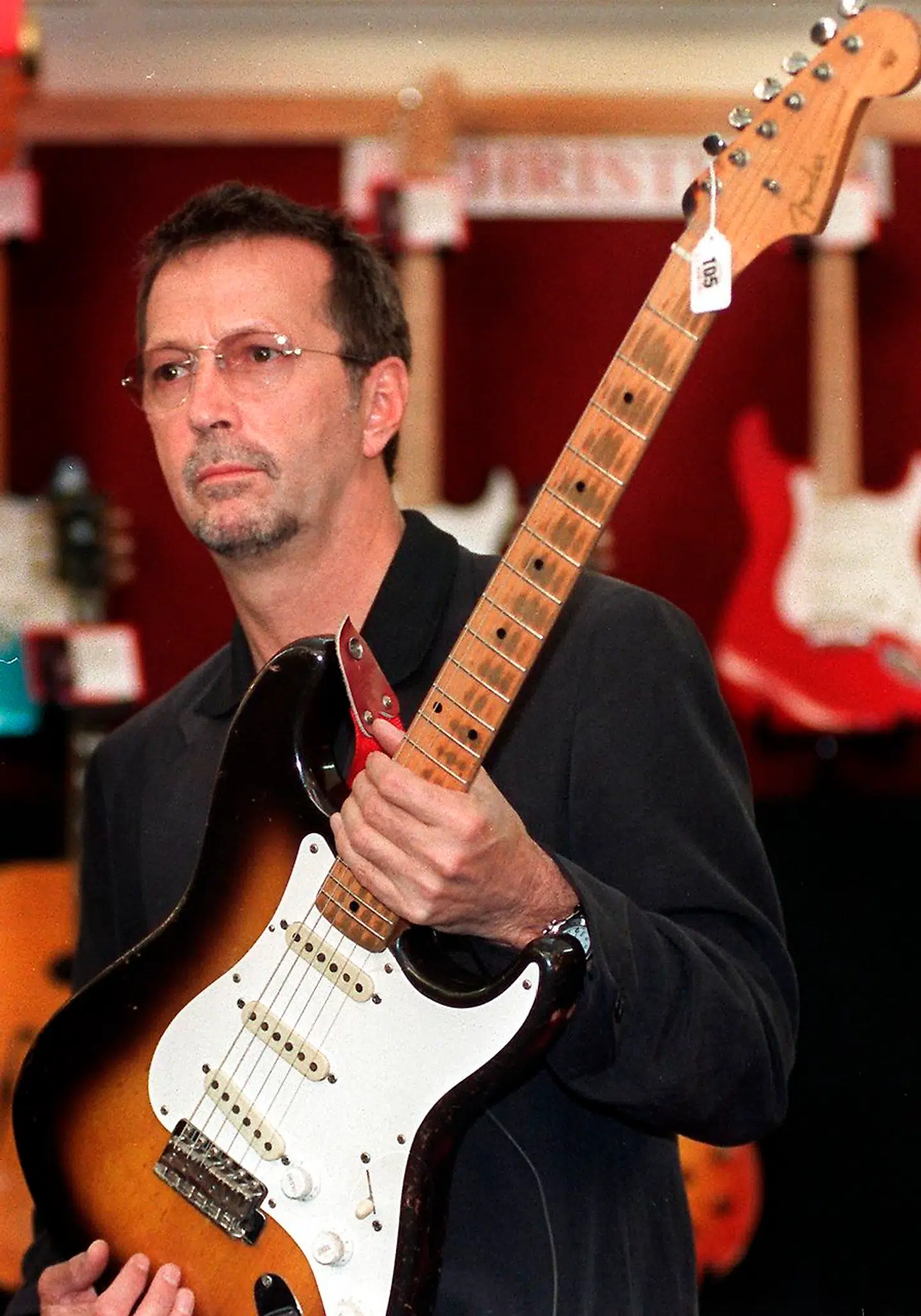 Ad flere omgange har Clapton sat sine guitarer på auktion, bl.a. denne 1956-Stratocaster, »Brownie«, der kan høres på live-albummet »Just One Night«.