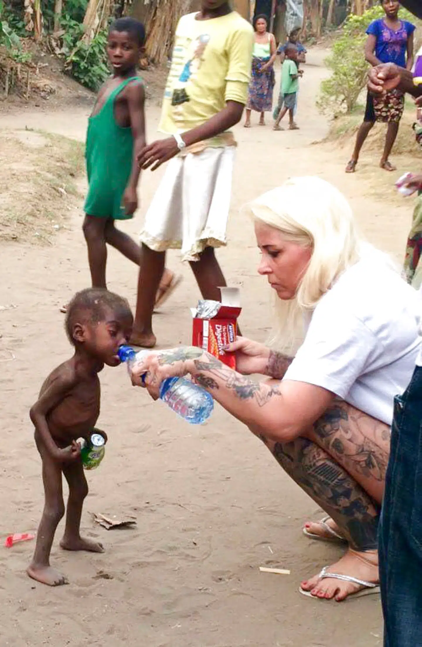 Billedet af Anja Ringgreen Lovén og den lille udsultede Hope går viralt i 2016, og gør Anja Ringgren Lovén verdensberømt.
