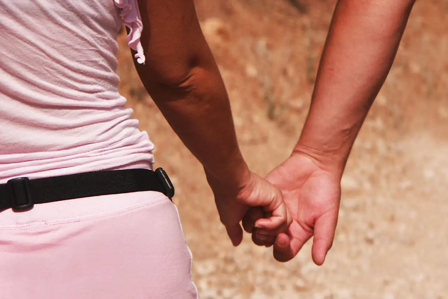 Der er spænding forbundet med at vente med at mødes med den, man har skrevet med gennem længere tid. Man pirrer sin nysgerrighed, og mødet kan blive mere intenst, når det endelig sker.