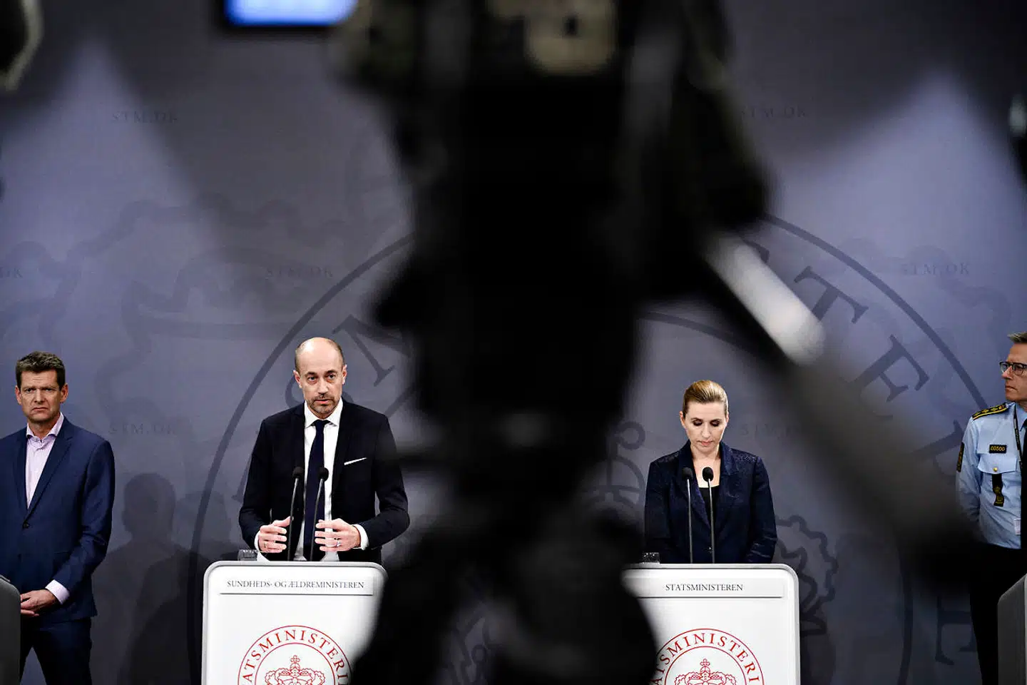 Vores over-akademiske politikere og embedsfolk troede, at det udelukkende var den offentlige sektors opgave at redde danskerne, skriver Birgitte Nymann.