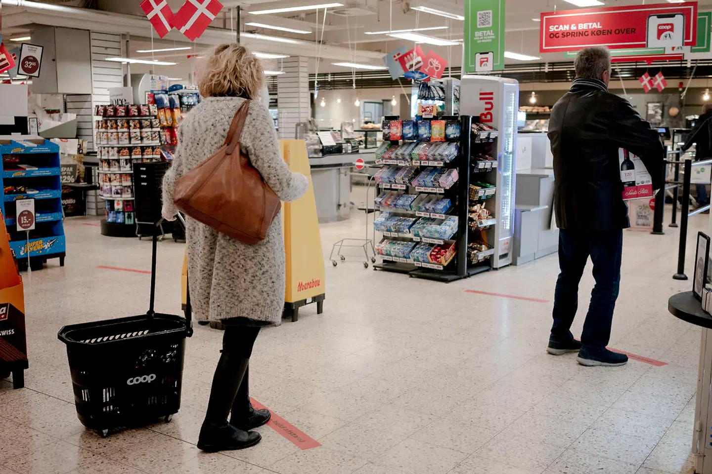 Folk holder afstand i køen i Superbrugsen på Amagerbrogade.