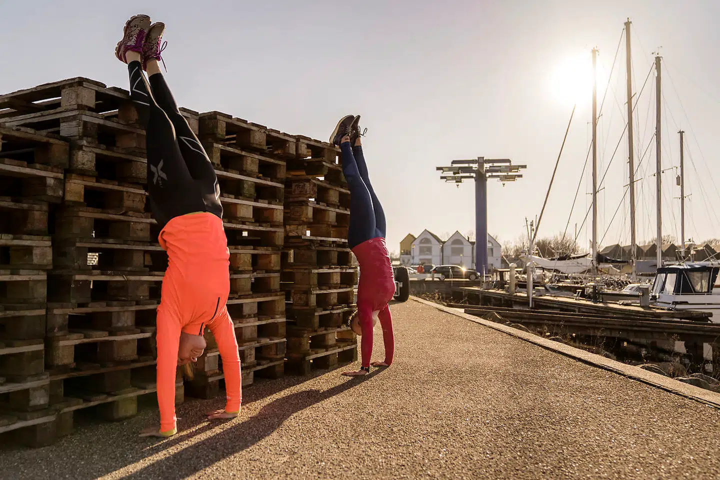 30-årige Marie Tvarnø træner hver dag, både ude og inde, alene og sammen med andre. Her sammen med en af sine veninder. Mens vi bliver bedt om at holde afstand og blive inden døre så meget som muligt på grund af coronakrisen, svækkes folkesundheden, lyder det fra eksperter.