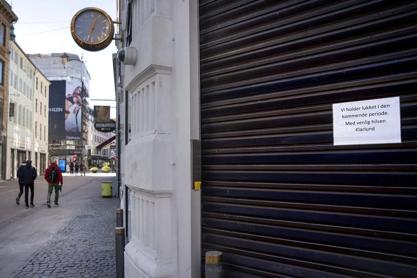 »Hvis man vil genåbne samfundet, tyder alt derfor på, at det er nødvendigt at bruge den dyrt købte tid på at få smitten under kontrol. Det findes der også opskrifter på, som har vist sig være effektive,« skriver Mikkel Andersson.