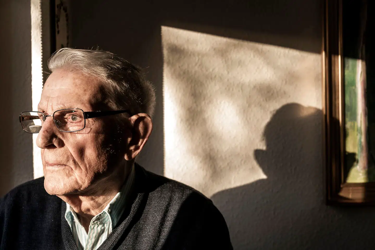 »I starten måtte vi gerne gå ud om aftenen. Så besøgte vi familie. Min moster Anine og hendes mand boede også på Vesterbro. Så spillede vi kort med dem og mine fætre og kusiner. Whist. Vi spillede meget kort dengang. Siden har jeg sgu aldrig spillet kort,« fortæller Børge Hilstrøm om dengang, da Anden Verdenskrig vendte hverdagen på hovedet.