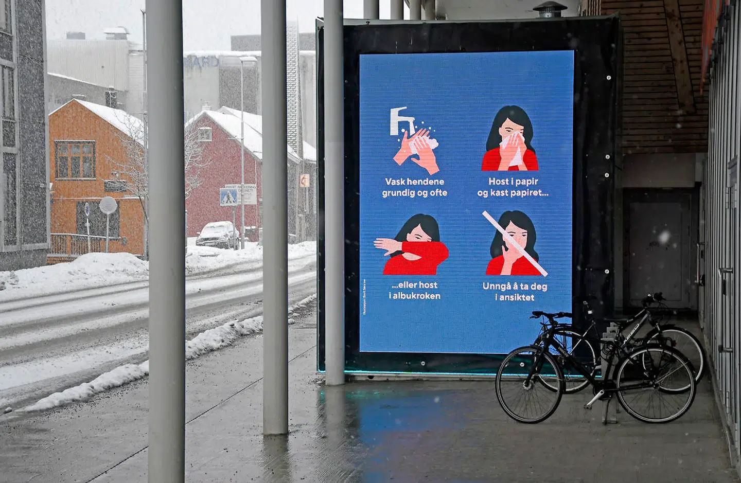 Affolkede gader i Tromsø i det nordlige Norge.