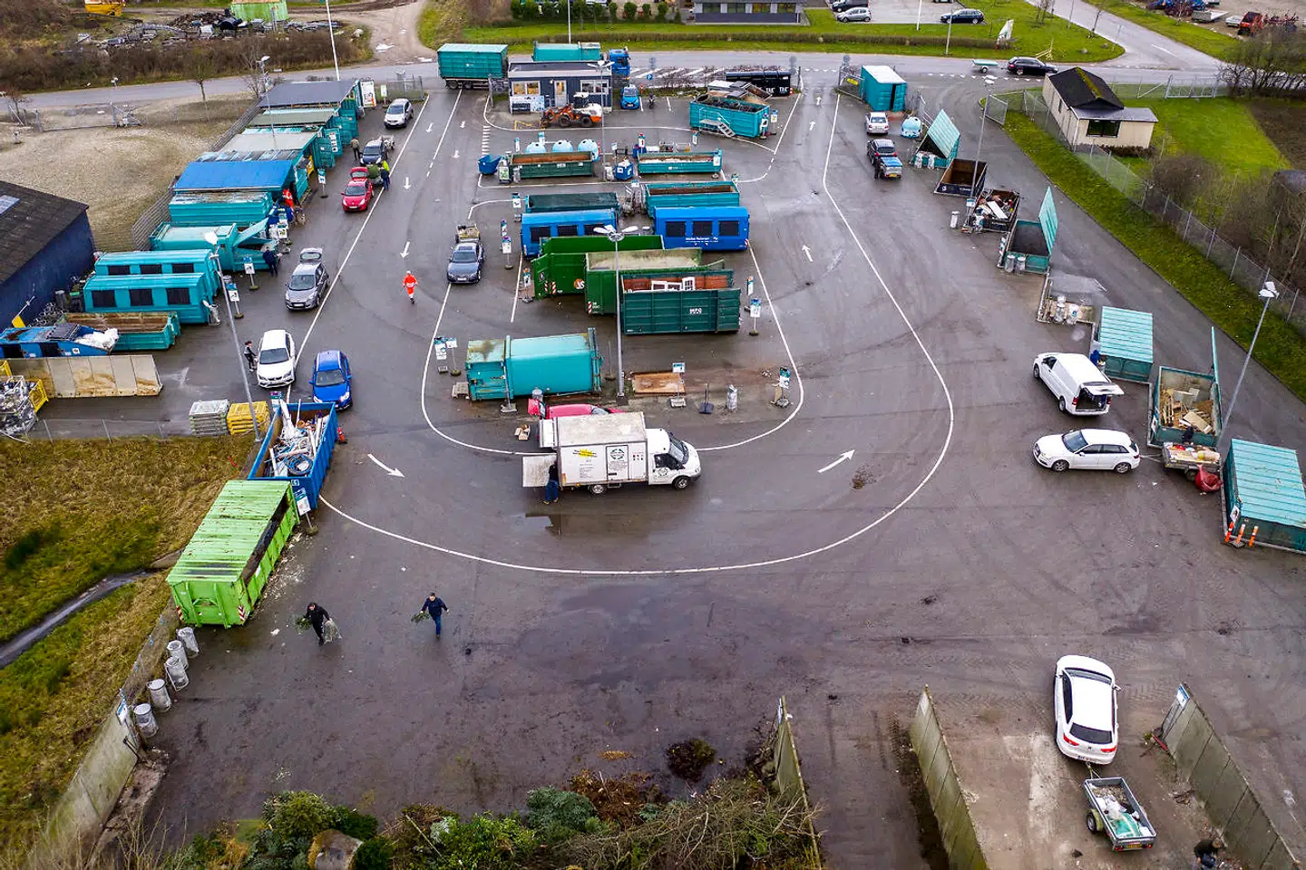 Lukkede genbrugspladser overalt i landet er en prop i hjemmearbejdende danskeres virkelyst. Her en genbrugsstation i Hadsten