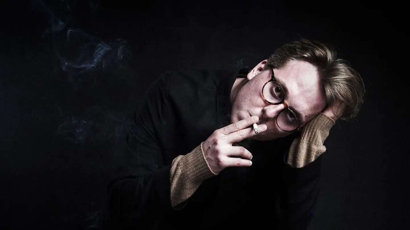 »Der er altid en risiko for at blive til grin ved at være menneske,« siger Thomas Korsgaard, som er nomineret til Læsernes Bogpris med sin novellesamling »Tyverier«.