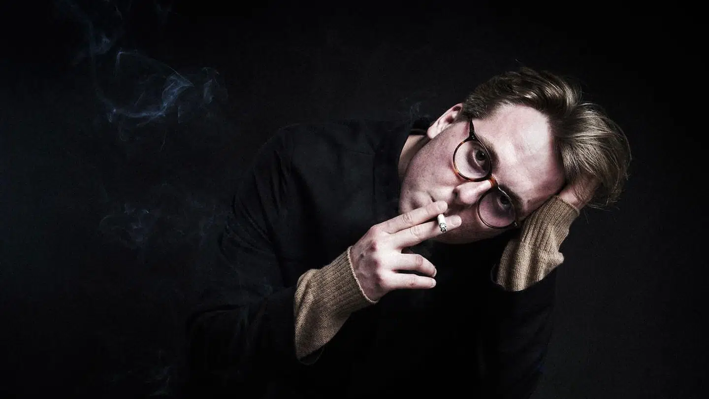 »Der er altid en risiko for at blive til grin ved at være menneske,« siger Thomas Korsgaard, som er nomineret til Læsernes Bogpris med sin novellesamling »Tyverier«.