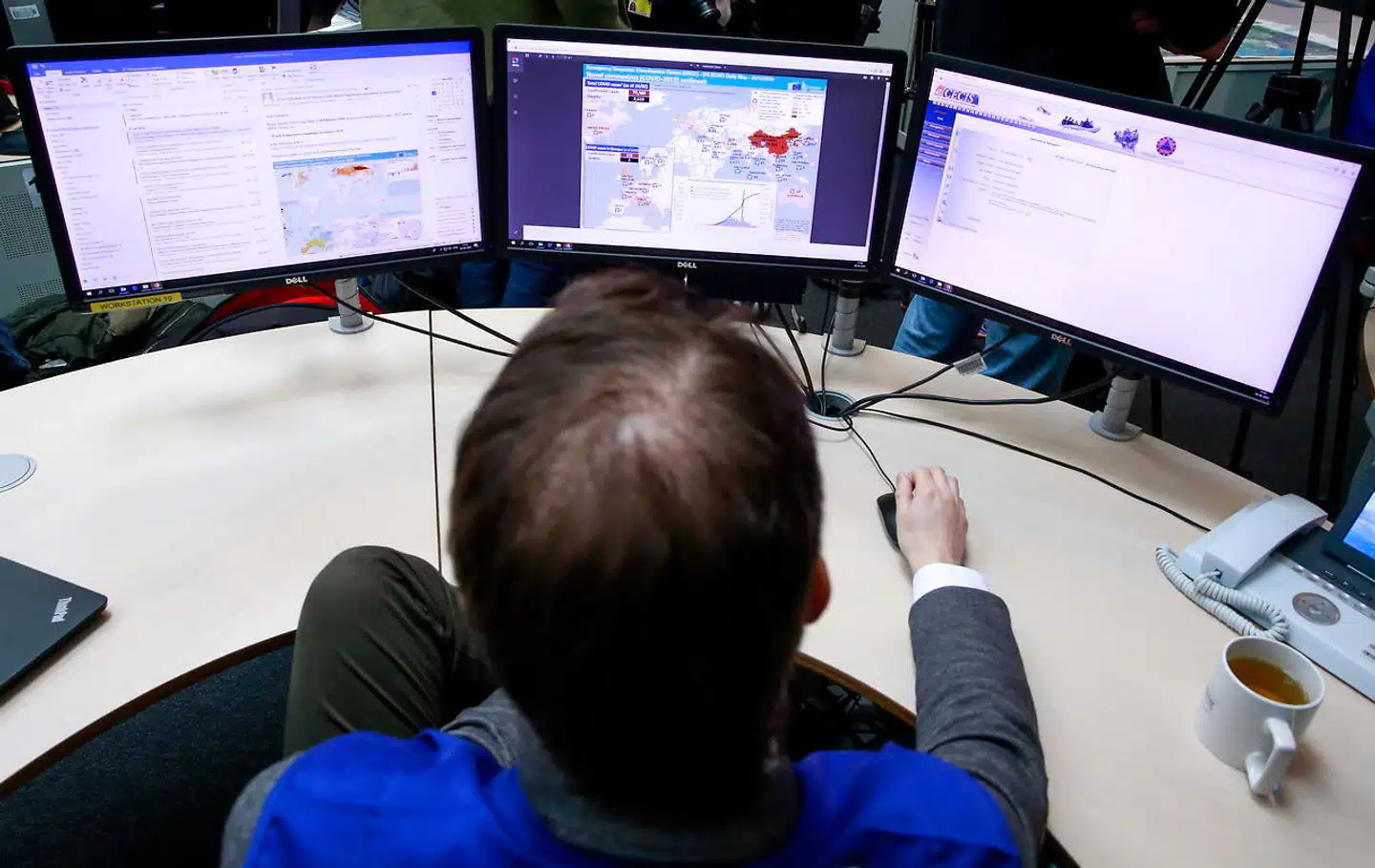 Europæiske lande eksperimenterer nu med mobilapps til bekæmpelse af coronasmitte. Myndigheder i Tyskland og Storbritannien er undervejs med lignende projekter. Her ses et center for sygdomsovervågning i Bruxelles.