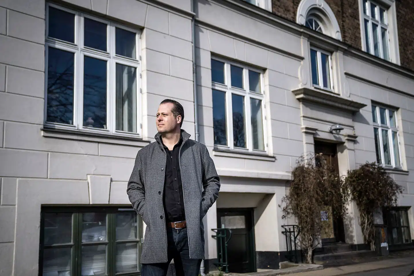 Christian Møller bor med sin familie i en andelslejlighed på 121 kvadratmeter på Vesterbro. Han frygter konsekvenserne ved, at andelsboligmarkedet nu bliver ramt af både coronakrisen og boligministerens Blackstone-indgreb.