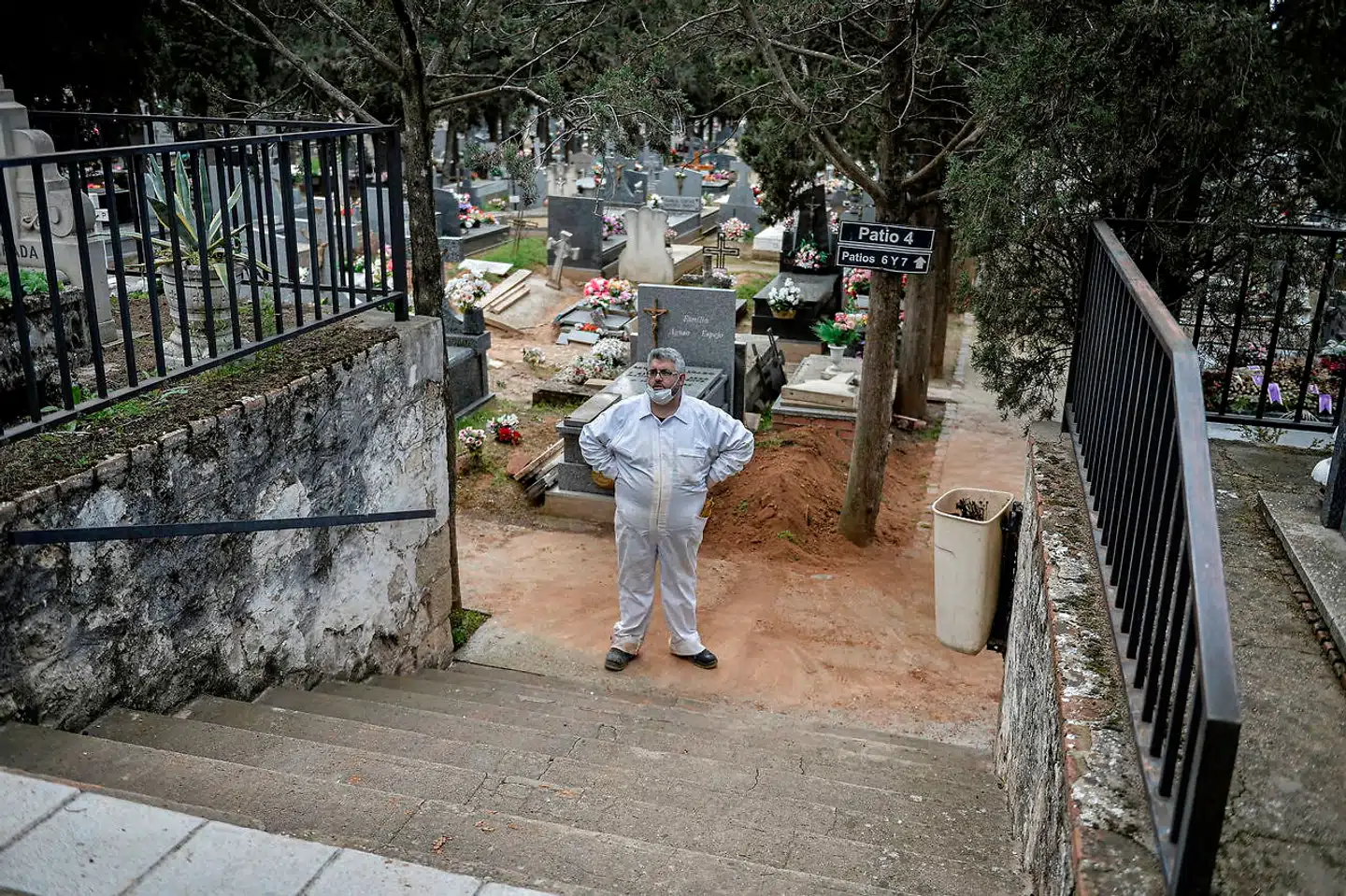 En medarbejder fra Guadalajaras rådhus bærer en beskyttelsesdragt og en maske på byen kirkegård i Spanien 27. marts 2020. Myndighederne vil lave 44 nye gravpladser efter coronavirussen for alvor har ramt landet.