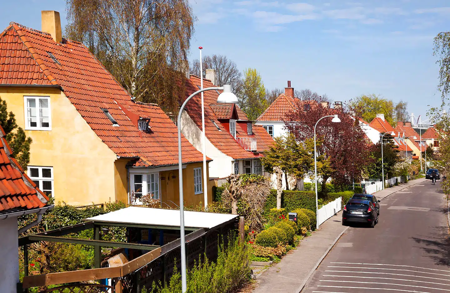 Kriminaliteten falder generelt i Danmark i disse dage, og det gælder mest markant indbrud. Omvendt er der en svag stigning i anmeldelser om husspektakler. På fotoet ses villaer på Frederiksberg.