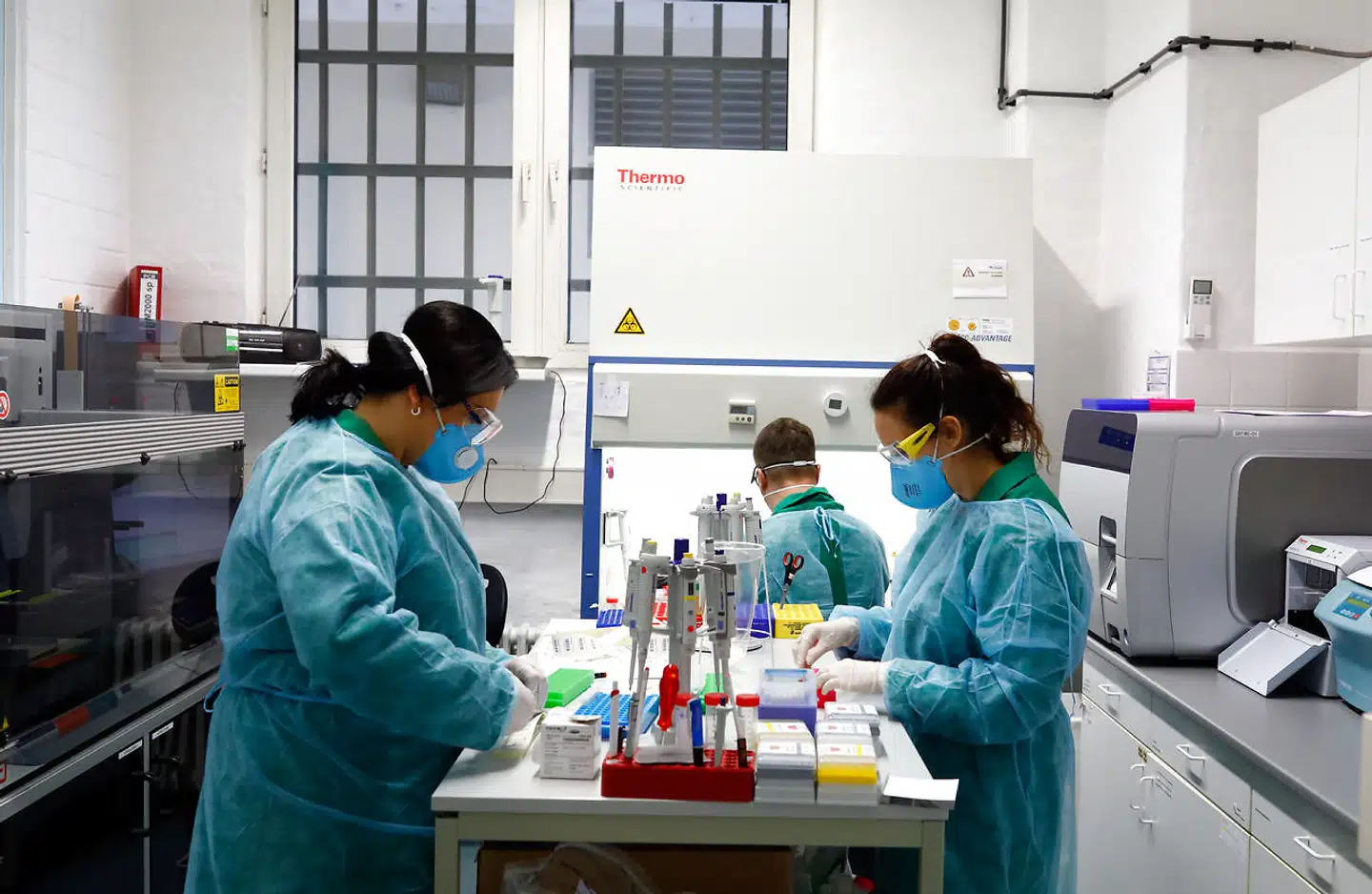 Overalt i verden er der mangel på coronatest. Nu har Statens Serum Institut udviklet en billig og hurtig test, som man forsøger at udbrede herhjemme og i udlandet. Billedet er fra et laboratorium i Berlin, hvor man tester for coronavirus.